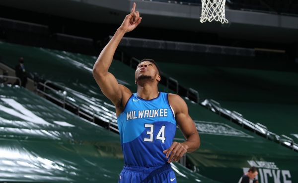 Ήττα των Μπακς με 131-118 από τους Τζαζ – Δεν αρκούσε ο «35άρης» Γιάννης