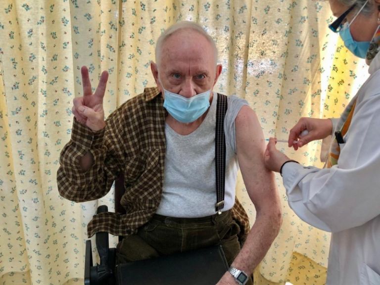 Από την Κρήτη μέχρι τη Ροδόπη: Οι «μεγάλοι ήρωες» της πανδημίας σηκώνουν μανίκια και κάνουν το σήμα της νίκης