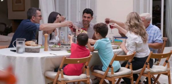 Παναγιώτης Βασιλάκος : Απαντάει πρώτη φορά στα δημοσιεύματα για τους «ψεύτικους» γονείς του