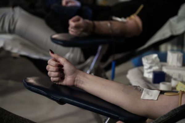 Μόσιαλος : Πώς αλλάζει ο μαζικός εμβολιασμός την αιμοδοσία