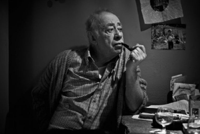 Βασίλης Αλεξάκης: Η συγκινητική ανάρτηση του γιου του – «Του άφησα στο χέρι μια πένα, κάμποσο μελάνι, μερικές κόλλες χαρτί»