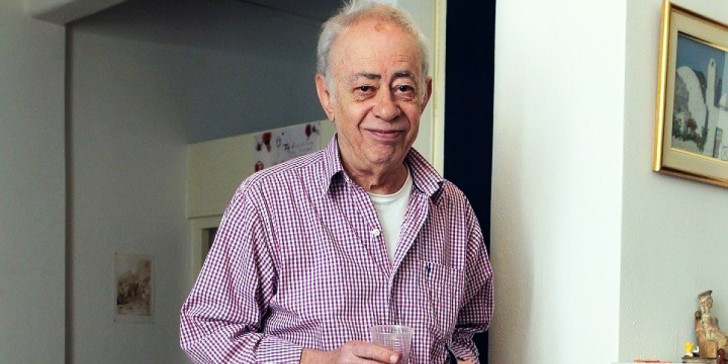 Πώς ο Βασίλης Αλεξάκης έζησε και δημιούργησε ανάμεσα σε δύο γλώσσες