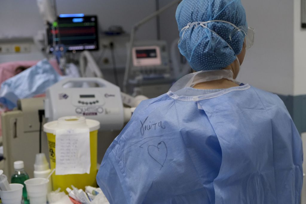 Τι συνέβη με τον υποδιοικητή του «Θριασίου» που διασωληνώθηκε, ενώ έκανε το εμβόλιο – Ο Μόσιαλος εξηγεί