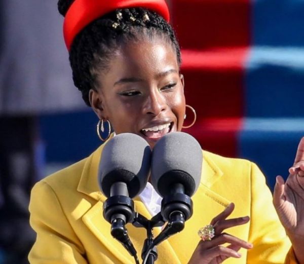 Αμάντα Γκόρμαν : Με σκουλαρίκια έλληνα σχεδιαστή η νεαρή ποιήτρια που συγκλόνισε στην ορκωμοσία Μπάιντεν