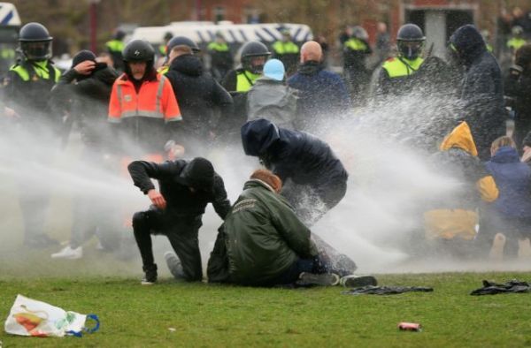 Ολλανδία : Συγκρούσεις αστυνομικών – διαδηλωτών για την απαγόρευση κυκλοφορίας