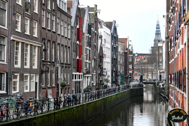 Lockdown : Χιλιάδες διαδηλωτές στο Αμστερνταμ χωρίς μάσκες και αποστάσεις