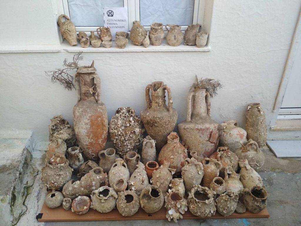 Κάλυμνος: Σύλληψη γυναίκας για κατοχή αρχαιοτήτων – Βρέθηκαν 56 αρχαίοι αμφορείς στο σπίτι της