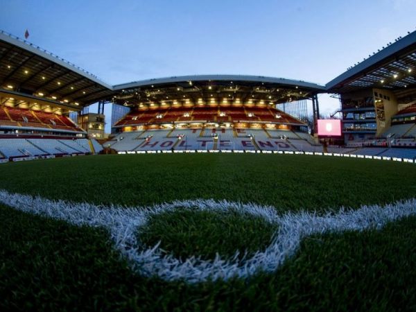 «Λουκέτο» στο προπονητικό κέντρο της Άστον Βίλα λόγω κρουσμάτων – Στον «αέρα» το παιχνίδι με τη Λίβερπουλ