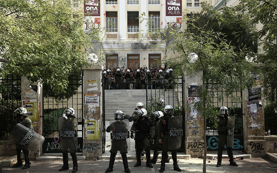 Προ των πυλών πανεπιστημιακή αστυνομία και ελεγχόμενη είσοδος στα ΑΕΙ - Αντιδράσεις από την Αντιπολίτευση