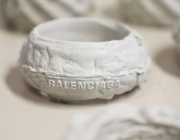 Ο Balenciaga μετατρέπει πλαστικά ωκεανών σε κοσμήματα