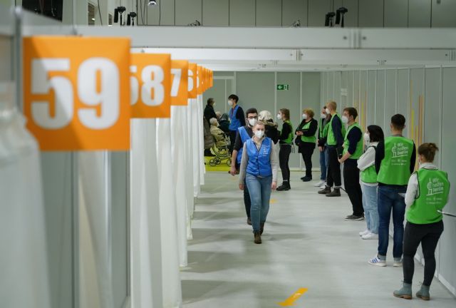 Πιστοποιητικό εμβολιασμού : Διασταυρώνουν τα ξίφη τους στην ΕΕ ενώ η πανδημία καλπάζει