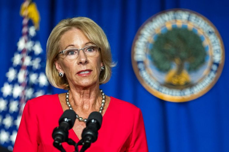 Εγκαταλείπουν τον Τραμπ : Παραιτήθηκε και η υπουργός Παιδείας στηλιτεύοντας τη «ρητορική» του