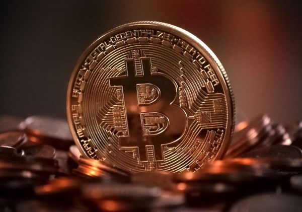Bitcoin : Σπάει το ένα ρεκόρ μετά το άλλο – Ξεπέρασε τα 34.000 δολάρια