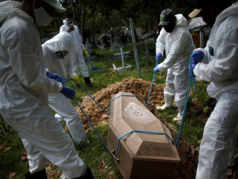 Βραζιλία : Πεθαίνουν με τον ίδιο αμείωτο ρυθμό από κοροναϊό