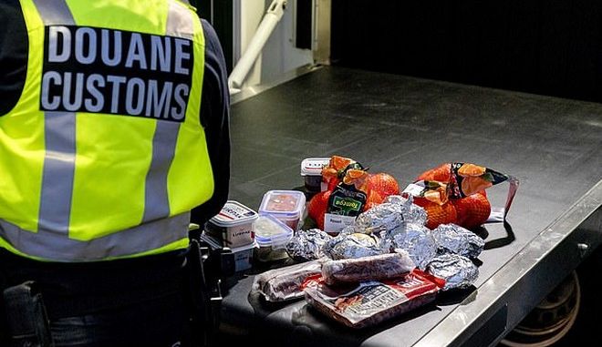 Brexit : Ολλανδοί αστυνομικοί κατάσχουν σάντουιτς από Βρετανούς στα σύνορα