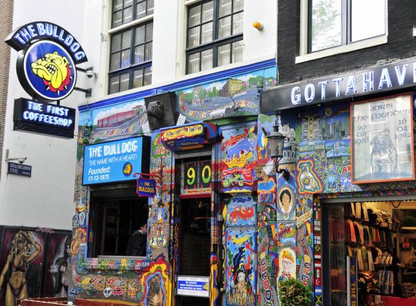 Άμστερνταμ : Έρχεται το τέλος των coffeeshops για τους τουρίστες