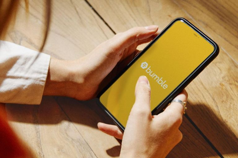 H εφαρμογή γνωριμιών Bumble απαγορεύει το body shaming