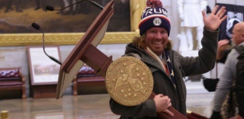 Εικόνες που εξοργίζουν: Διαδηλωτές εισέβαλαν στο Καπιτώλιο, έκλεψαν το βήμα, έβγαλαν μέχρι και selfies