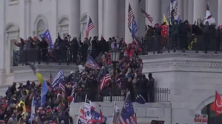 Απίστευτες εικόνες έξω από το Καπιτώλιο: Υποστηρικτές του Τραμπ επιχείρησαν να εισβάλουν στο κτίριο