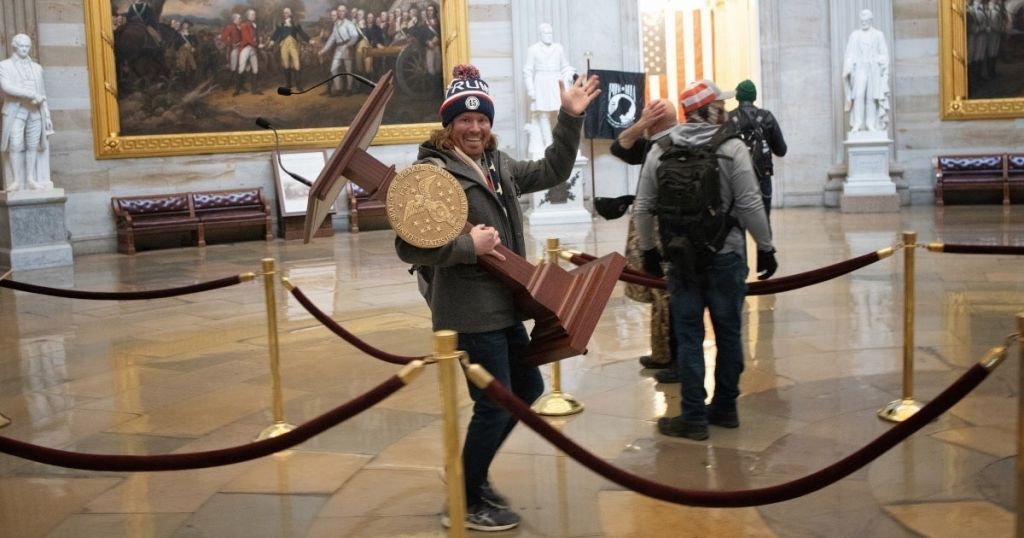 Εισβολή στο Καπιτώλιο : Συνελήφθη ο άνδρας που έκλεψε το αναλόγιο της προέδρου της Βουλής