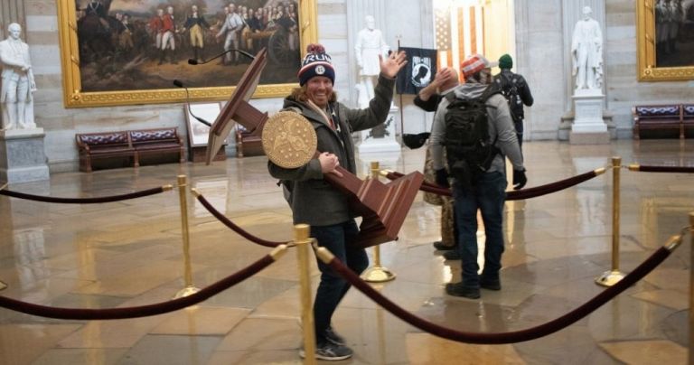 Εισβολή στο Καπιτώλιο : Συνελήφθη ο άνδρας που έκλεψε το αναλόγιο της προέδρου της Βουλής