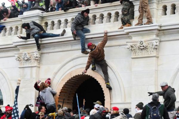 Καπιτώλιο : 4 Νεκροί, τραυματίες, μια βαθιά πληγή στη Δημοκρατία – Το χρονικό των συγκλονιστικών γεγονότων (pics+vids)