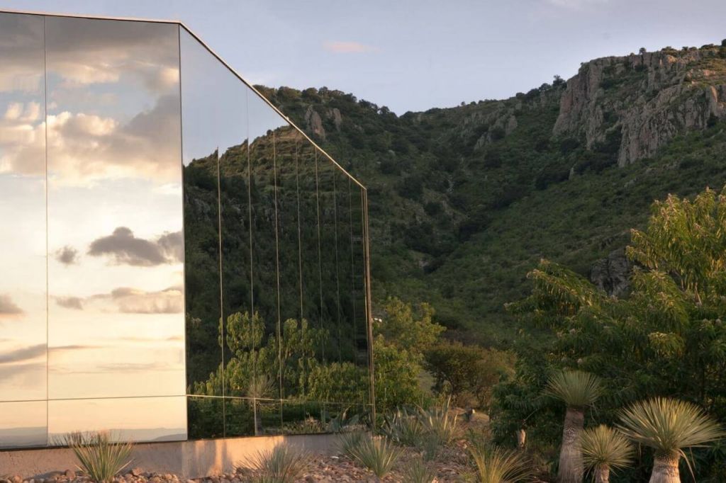 Ένα σπίτι-καθρέφτης, χτισμένο δίπλα σε ανενεργό ηφαίστειο στο Μεξικό