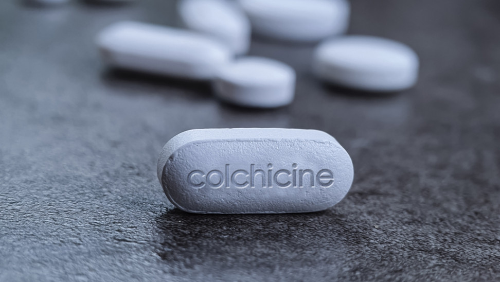 Κολχικίνη : Ποιους ασθενείς ωφελεί – «Μην την παίρνετε προληπτικά» τονίζουν οι γιατροί