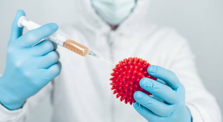 Ηλίας Μόσιαλος : Πού βρισκόμαστε με τις θεραπείες για τον κοροναϊό