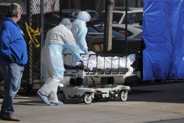 Τραγική η κατάσταση στις ΗΠΑ : Σχεδόν 4.000 νεκροί σε ένα 24ωρο – Ρεκόρ εισαγωγών στα νοσοκομεία