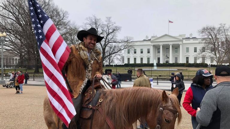 ΗΠΑ : Χειροπέδες σε «καουμπόη υπέρ του Τραμπ» για την επίθεση στο Καπιτώλιο (βίντεο με τη σύλληψή του)
