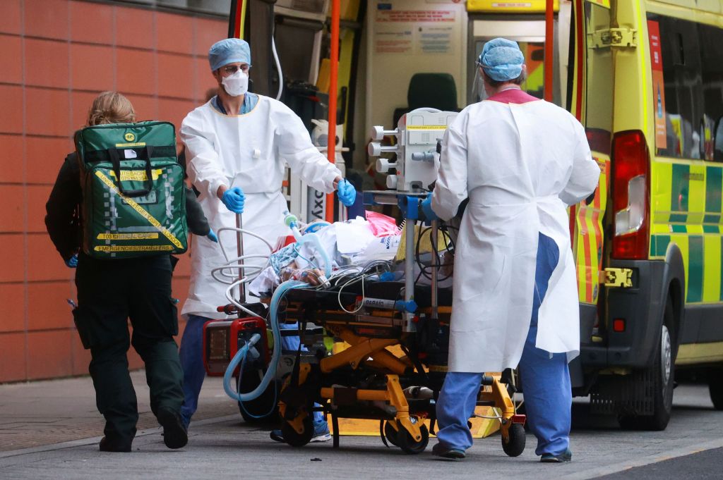 Κοροναϊός : Πάνω από 1.600 νεκροί σε μόλις 24 ώρες στη Βρετανία