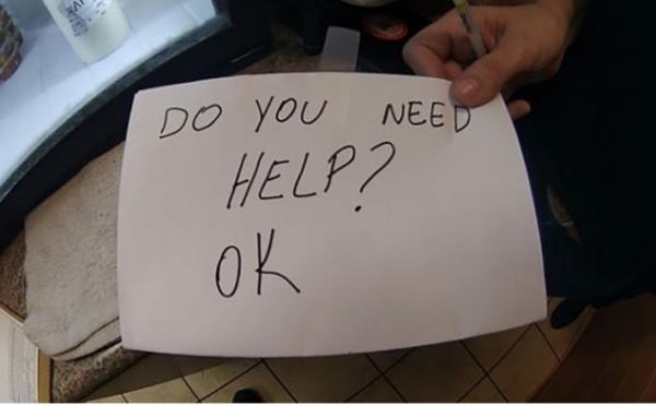 Μια σερβιτόρα – φύλακας άγγελος για 11χρονο θύμα οικογενειακής βίας