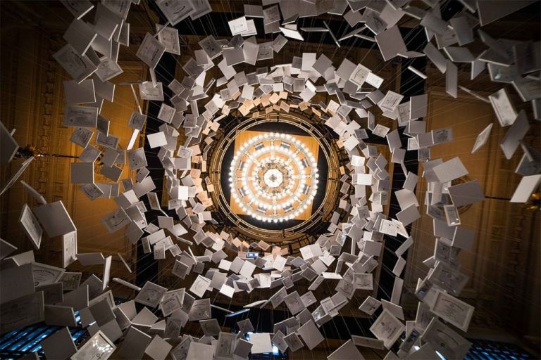 To πιο ακριβό έργο τέχνης όλων των εποχών; – Εγκατάσταση από 2.600 πτυχία πανεπιστημίου