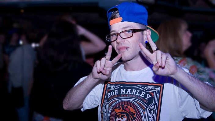 Ο Βρετανός DJ που διοργανώνει ρέιβ για κωφούς