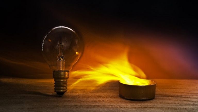 Καταγγελία ΠΑΣΚΕΔΙ: H ΔΕΗ κόβει το ρεύμα σε σπίτια επαγγελματιών που έβαλαν λουκέτο λόγω πανδημίας