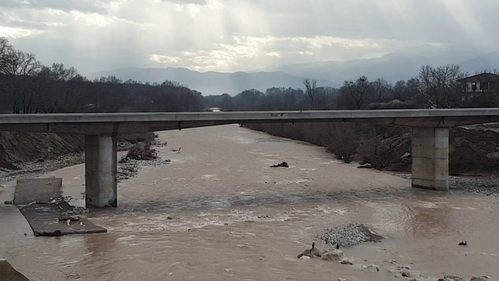 Τρίκαλα: Έκλεισε γέφυρα στον Πηνειό λόγω προβλήματος στατικότητας