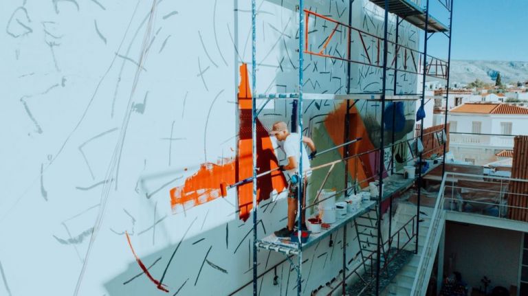 Ένα εντυπωσιακό mural στο Ψυρρή μιλά για αιώνια αγάπη