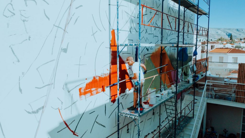 Ένα εντυπωσιακό mural στο Ψυρρή μιλά για αιώνια αγάπη