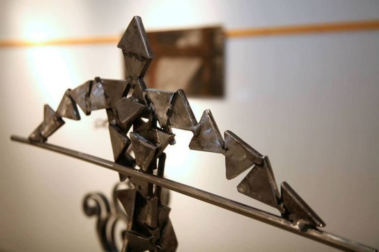 Γλύπτης εμπνέεται από τον Δον Κιχώτη ως σύμβολο αντίστασης στον φόβο μέσα στην κρίση