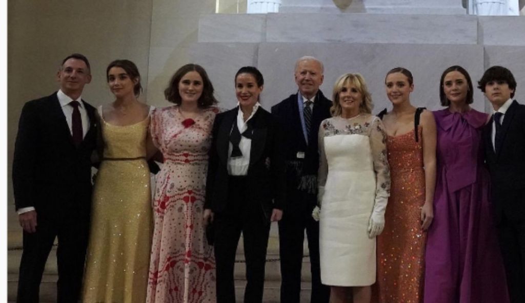 Ξεχάστε τα φορέματα, όλοι μιλούν για τα αθλητικά παπούτσια της εγγονής του Μπάιντεν