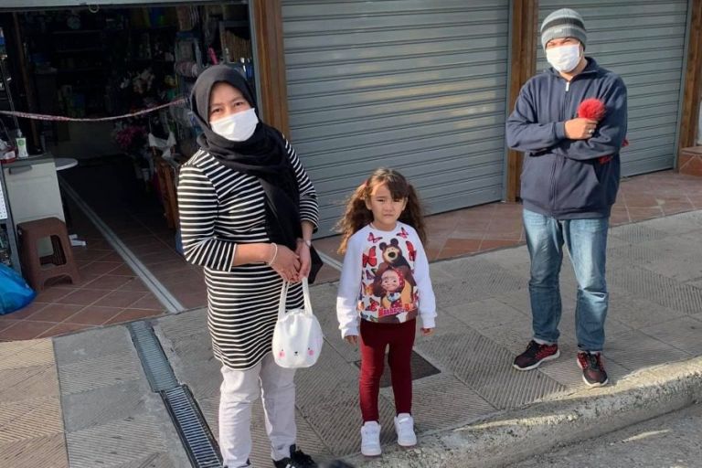 Λέσβος : Πρόσφυγες βρήκαν και παρέδωσαν πορτοφόλι με 150 ευρώ και πιστωτικές κάρτες