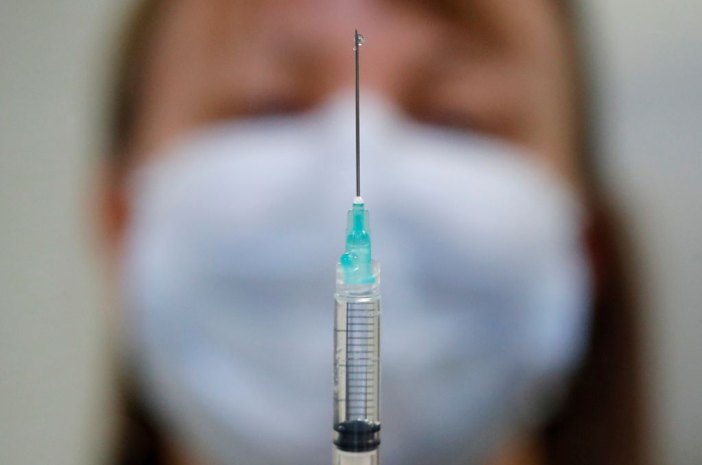 Γαλλία : Να εξετάζουμε όλα τα εμβόλια, χωρίς προκαταλήψεις για την προέλευση