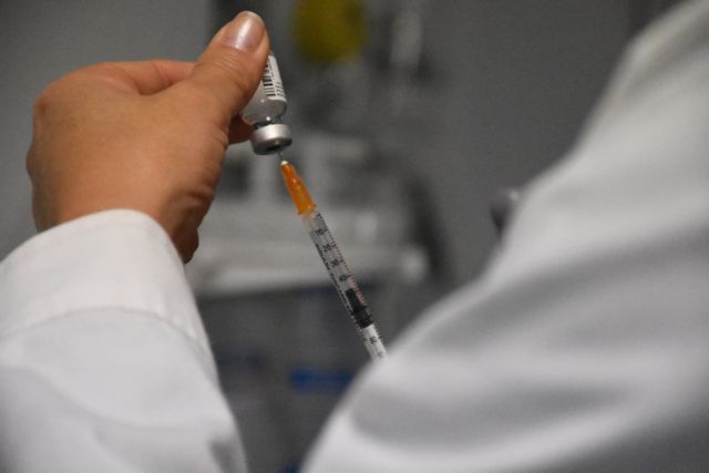 Εμβόλιο : Ο ΙΣΑ και η Περιφέρεια Αττικής θα αναλάβουν τον εμβολιασμό ηλικιωμένων