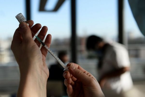 Τσολιά : Γιατί πρέπει να αναβάλουν τον εμβολιασμό όσοι έχουν ήδη νοσήσει με κοροναϊό