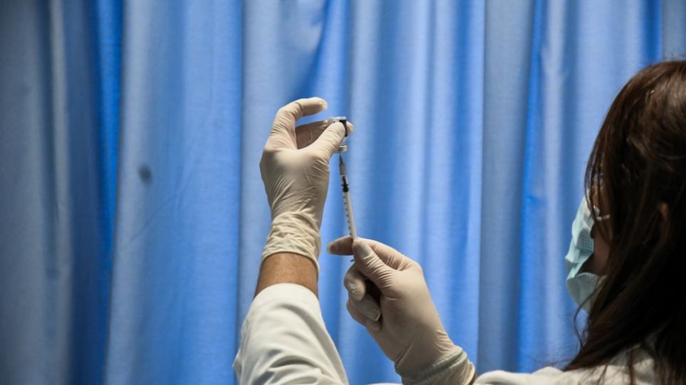 Θεμιστοκλέους : Καμία αναβολή - Εξαρχής προβλεπόταν ο εμβολιασμός υγειονομικών να γίνει σε τρεις φάσεις