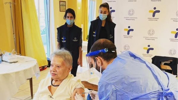 Κοροναϊός : Ξεκίνησαν οι εμβολιασμοί στα γηροκομεία