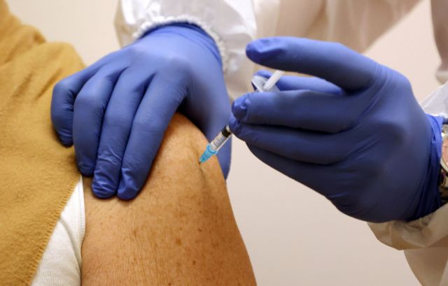 Κοροναϊός : Οι φαρμακευτικές προειδοποιούν - «Μην παραβιάζετε τις δόσεις των εμβολίων»