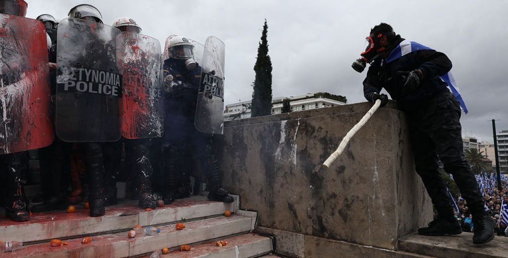 Οταν πολιορκούσαν την ελληνική Βουλή, ένας περίεργος σύμβουλος του Τραμπ και μια επική… kolotoumpa