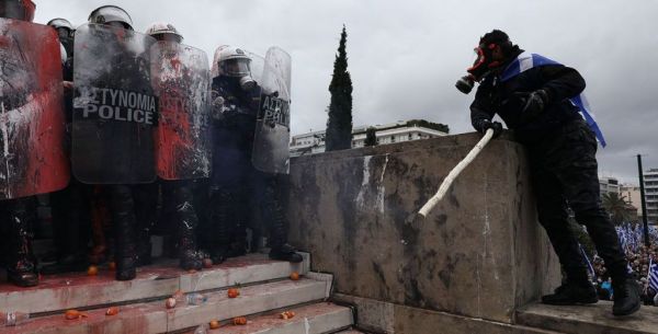 Οταν πολιορκούσαν την ελληνική Βουλή, ένας περίεργος σύμβουλος του Τραμπ και μια επική… kolotoumpa